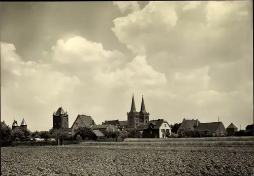 Ak Xanten am Niederrhein, Stadtpanorama, Glockentürme, Felder, Gebäude