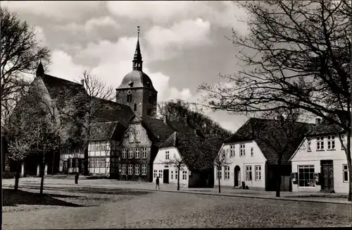 Ak Burg auf der Insel Fehmarn, Kirche mit Museum, Straßenansicht