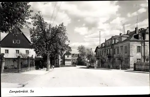 Ak Dresden Nord Langebrück, Straßenpartie mit flankierenden Wohngebäuden