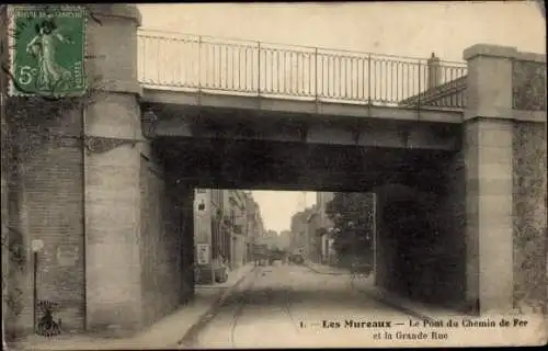 Ak Les Mureaux Yvelines, Le Pont du Chemin de Fer, La Grande Rue