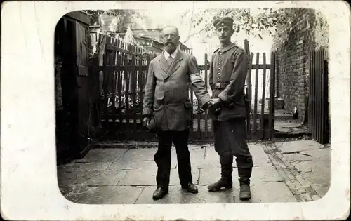 Foto Ak Deutscher Soldat in Uniform und älterer Mann