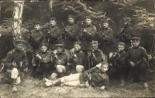 Foto Ak Deutsche Soldaten in Uniformen mit Gewehren, Gruppenaufnahme