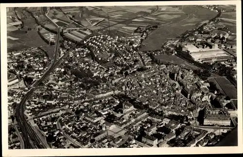 Ak Ansbach, Blick auf den Ort mit Gebäuden und Kirche, Fliegeraufnahme