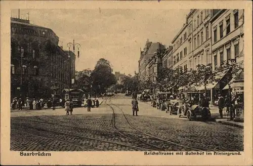 Ak Saarbrücken im Saarland, Reichsstraße mit Bahnhof im Hintergrund
