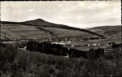 Ak Wildflecken in der Röhn Unterfranken, Blick auf den Kellerstein, Ort