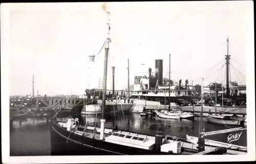 Ak Ouistreham Calvados, Bateaux au Port, Dampfschiffe, Hafen