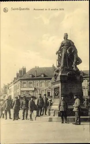 Ak Saint Quentin Aisne, Monument du 8 octobre 1870, Soldaten, Coiffeur