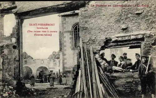 Ak Saint Pierremont Vosges, Bombarde, Des ruines vues a travers d'autres ruines