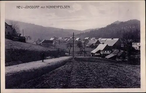 Ak Neu Jonsdorf, Blick zum Ort mit Nonnenfelsen, Dorfstraße