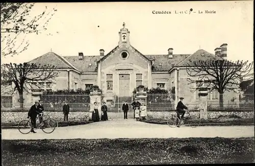 Ak Couddes Loir et Cher, La Mairie, Radfahrer