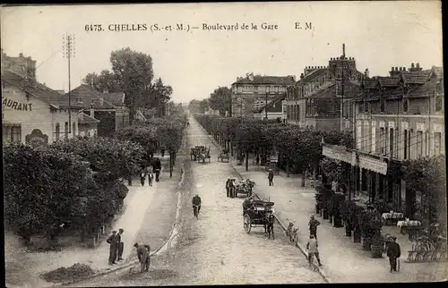 Ak Chelles Seine et Marne, Boulevard de la Gare, coches, piétons