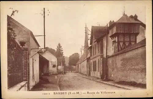 Ak Barbey Seine et Marne, Route de Villeneuve, rue, clocher, tour