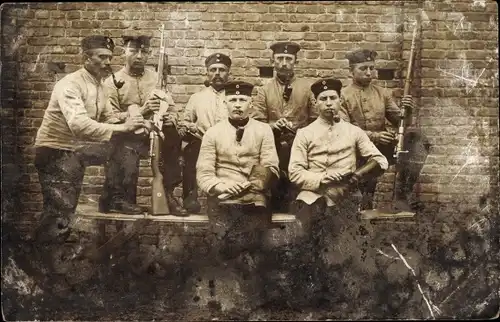 Foto Ak Deutsche Soldaten in Uniformen mit Peifen, Gewehre, I WK
