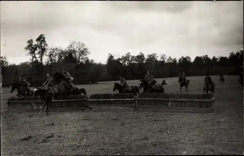 Foto Ak Ingolstadt an der Donau Oberbayern, Reiter springen über Hindernisse, Soldaten
