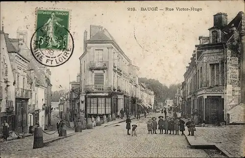 Ak Baugé Maine et Loire, Rue Victor Hugo