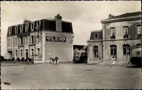 Ak Courseulles sur Mer Calvados, La Gare et l'Hôtel de Paris, Busse garé