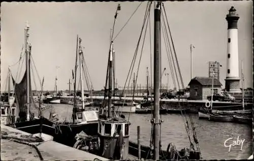 Ak Ouistreham Riva Bella Calvados, Le Port, Le Phare