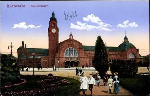 Ak Wiesbaden in Hessen, Hauptbahnhof, Passanten, Uhrenturm