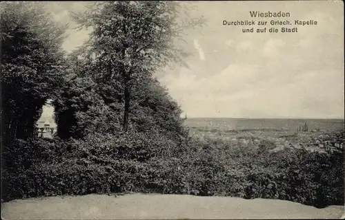 Ak Wiesbaden Rhein, Durchblick z. Griech. Kapelle und auf die Stadt