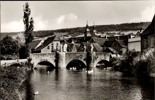 Ak Gerlachsheim Lauda Königshofen im Main Tauber Kreis, Flusspartie, Brücke, Ortschaft