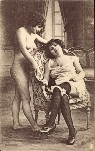 Ak Erotik, stehender Frauenakt, Frau in Unterkleid und Strümpfen