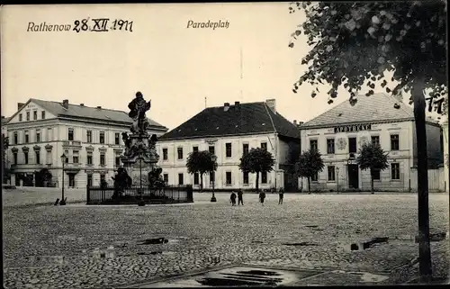 Ak Rathenow im Havelland, Paradeplatz, Apotheke, Denkmal