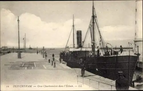 Ak Ouistreham Calvados, Gros Charbonniers dans l'Ecluse, Le Phare