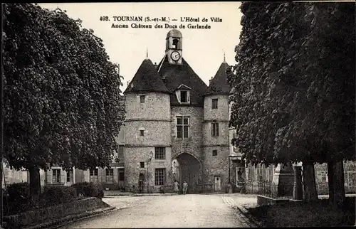 Ak Tournan Seine et Marne, L'Hotel de Ville, Ancien Chateau de Ducs de Garlande