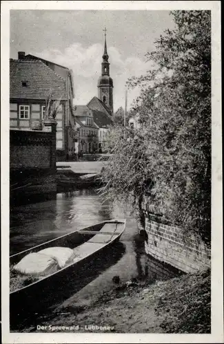 Ak Lübbenau im Spreewald, Partie am Wasser, Boot am Ufer, Kirchturm