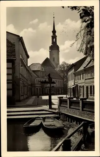 Ak Lübbenau im Spreewald, Ortspartie, Kirchturm, Brücke, Boote