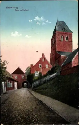 Ak Ratzeburg im Herzogtum Lauenburg, Blick auf den Dom mit Steintor