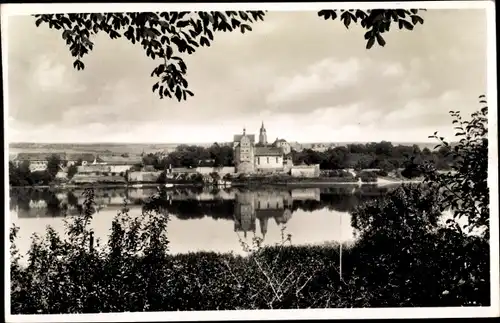 Ak Seeburg Seegebiet Mansfelder Land, Blick über den See zum Ort, Schloss