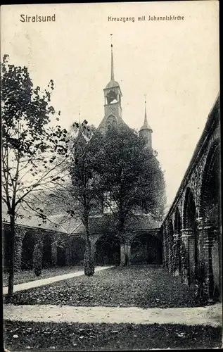 Ak Stralsund in Vorpommern, Kreuzgang mit Johanniskirche