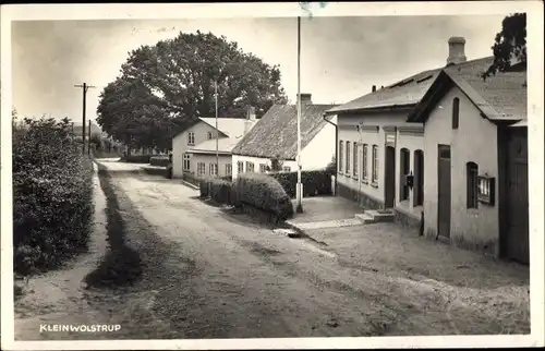 Foto Ak Kleinwolstrup Freienwill in Schleswig Holstein, Straßenpartie im Ort