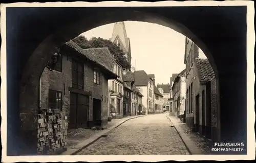 Foto Ak Flensburg in Schleswig Holstein, Kompagniestraße, Blick durch ein Tor