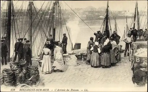 Ak Boulogne sur Mer Pas de Calais, L'Arrivee du Poisson