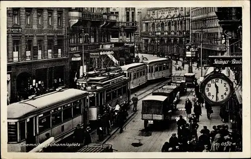 Ak Chemnitz in Sachsen, Verkehr auf dem Johannisplatz, Straßenbahnen, Café, Uhr, Passanten
