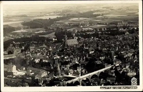 Ak Bautzen in der Oberlausitz, Fliegeraufnahme, Panorama vom Ort