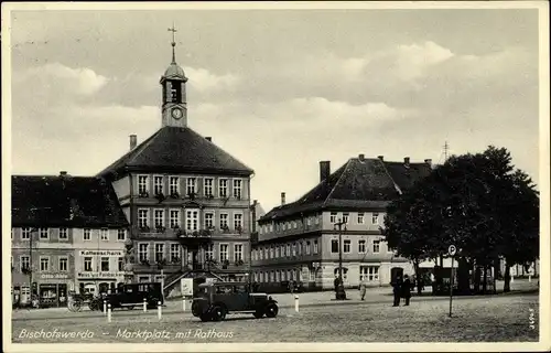 Ak Bischofswerda in Sachsen, Marktplatz, Rathaus, Kaffeeschank, Autos
