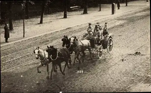 Foto Ak Kronprinz Wilhelm von Preußen in Uniform in einer Kutsche