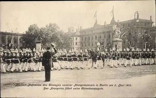 Ak Einzug Kronprinzessin Cecilie von Preußen in Berlin 1905, Kronprinz Wilhelm führt Ehrenkompagnie