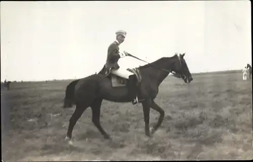 Foto Ak Kronprinz Wilhelm von Preußen auf einem Pferd