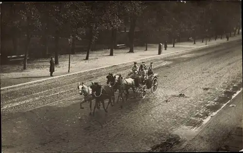Foto Ak Kronprinz Wilhelm von Preußen in einer Kutsche