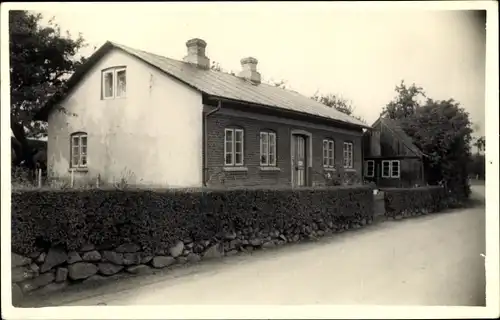 Foto Ak Ulstrup Wees Schleswig Holstein, Haus mit Garten, Poststraße 3