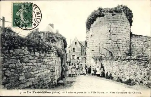 Ak La Ferté Milon Aisne, Ancienne porte de la Ville Haute, Murs d'enceinte du Château