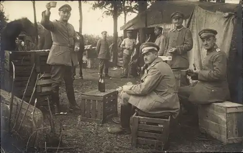 Foto Ak Deutsche Soldaten in Uniformen auf Holzkisten