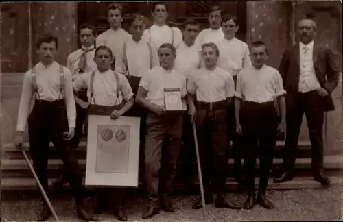 Foto Ak Gruppenaufnahme junger Männer, Mann im Anzug, Urkunde