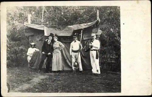 Foto Ak Soldaten in Kostümen, Mann in Frauenkleidern, Soldatenfest 1917