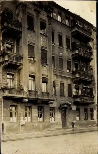 Foto Ak Berlin, Straßenpartie mit Wohnhaus