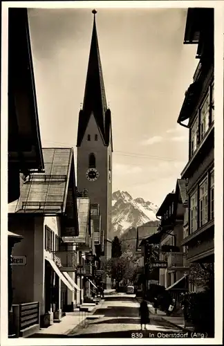 Ak Oberstdorf im Oberallgäu, Straßenpartie, Kirche